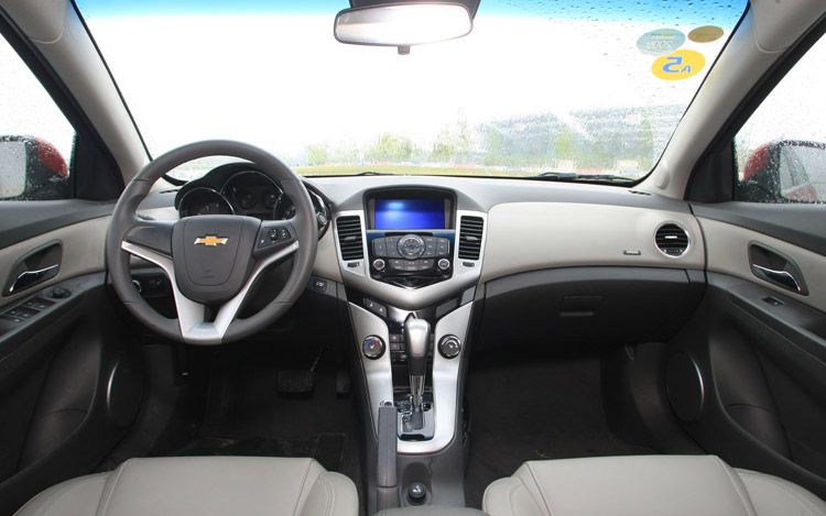 112_0905_03z_chevrolet_cruze_interior.jpg